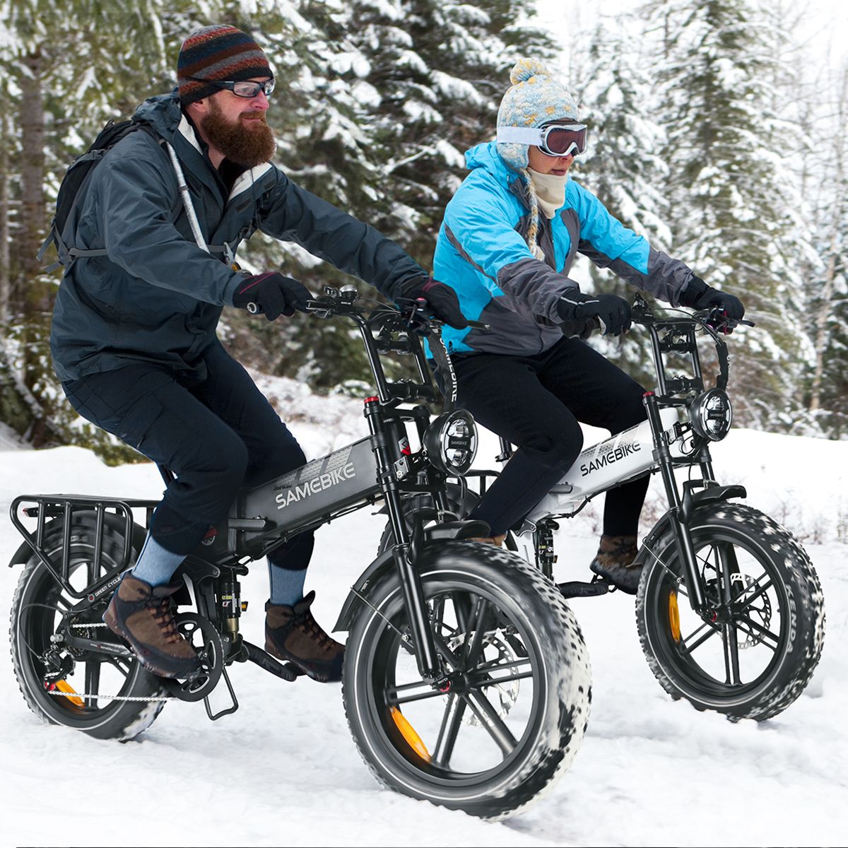 Deux personnes font du vélo électrique blanc dans la neige. Les deux vélos ont le logo SAMEBIKE.