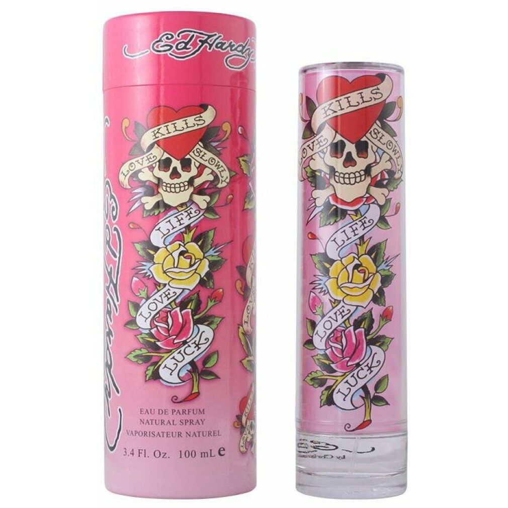 Roze fles en cilindrische verpakking. Beide tonen schedel-tattoo-ontwerp met rozen en opschriften. Ed Hardy logo zichtbaar.