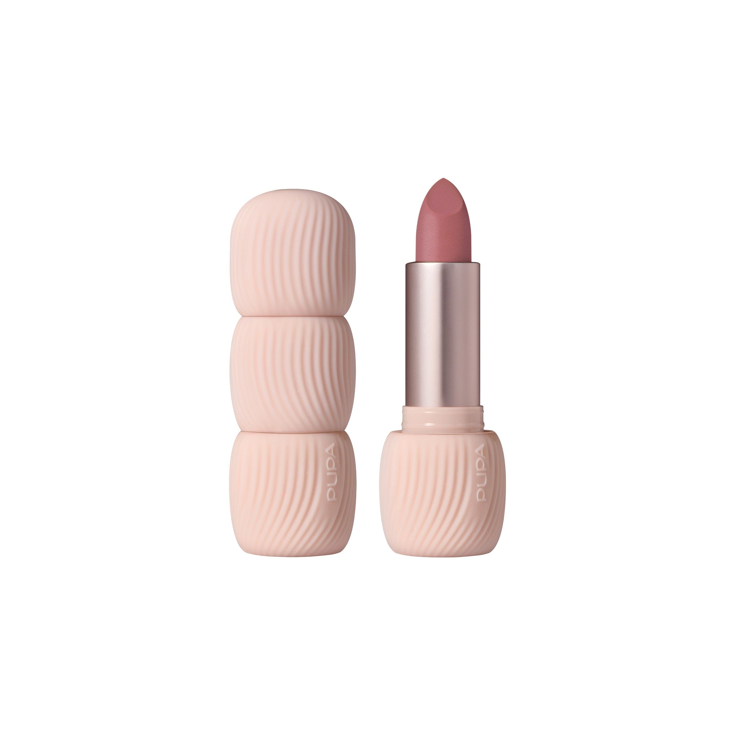 Un rouge à lèvres mat de couleur rose pâle, avec un capuchon côtelé et un corps argenté.