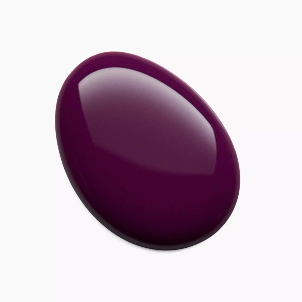Échantillon de vernis ovale violet foncé. Surface brillante. Sur fond clair.