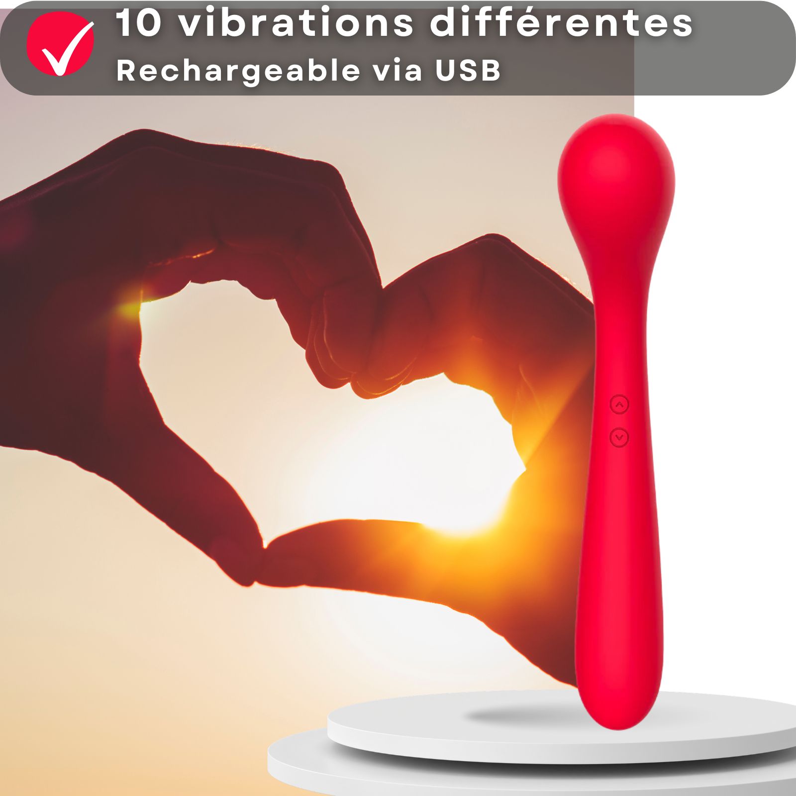 Vibrateur rouge et mains. Texte: 10 vibrations, rechargeable USB. Mains en forme de cœur.