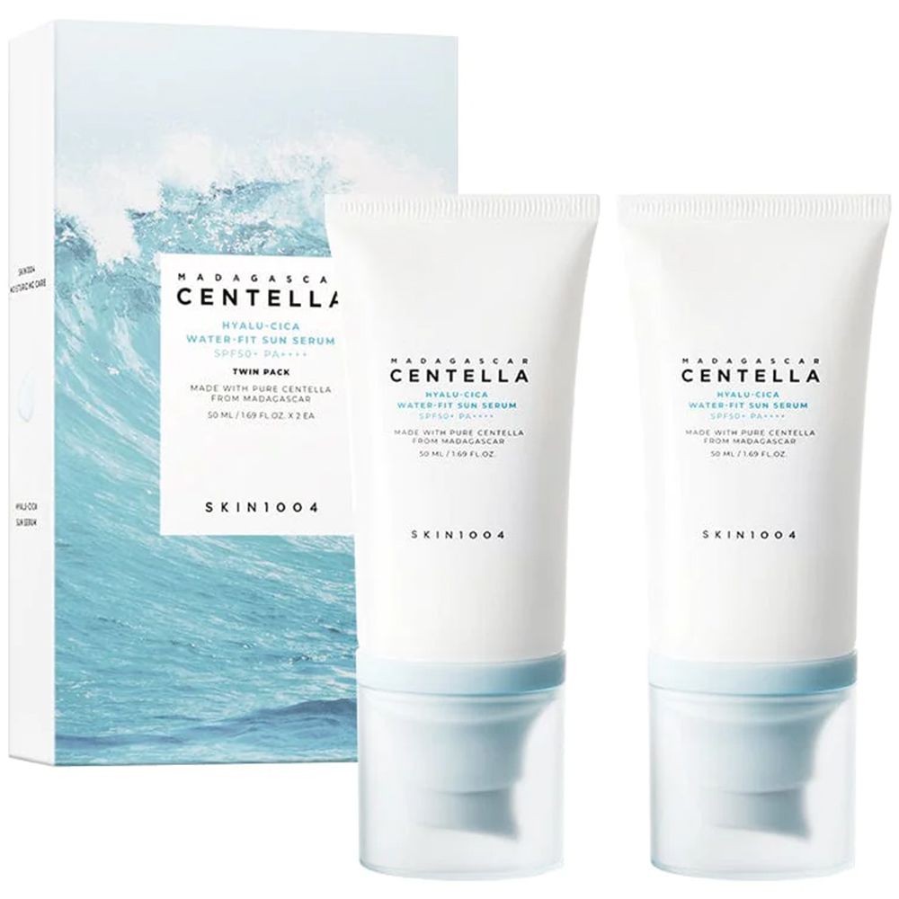 Twee tubes SKIN1004 Hyalu-Cica Water-Fit Sun Serum SPF50+ en een verpakking met golvend patroon.