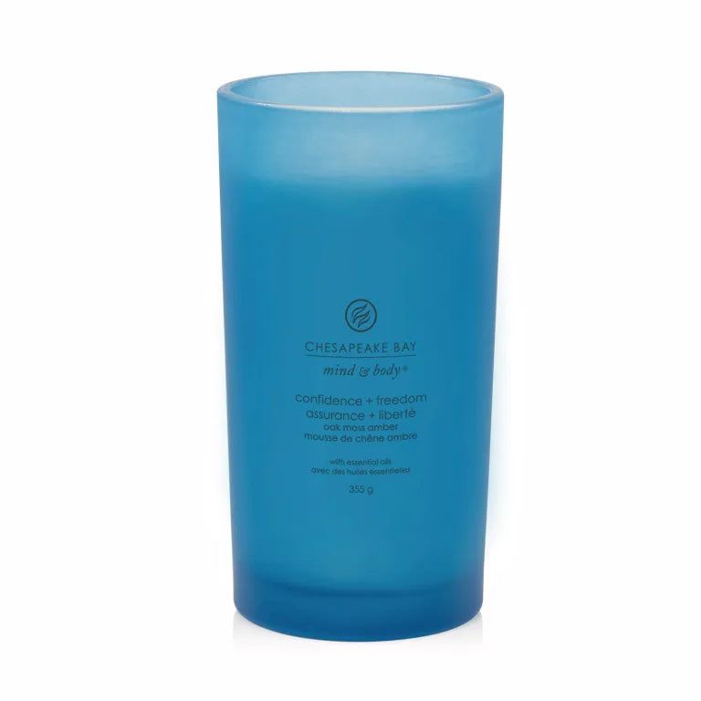 Bougie bleue Chesapeake Bay, texte: mind & body, confidence + freedom. Cylindrique, en verre, 355g.