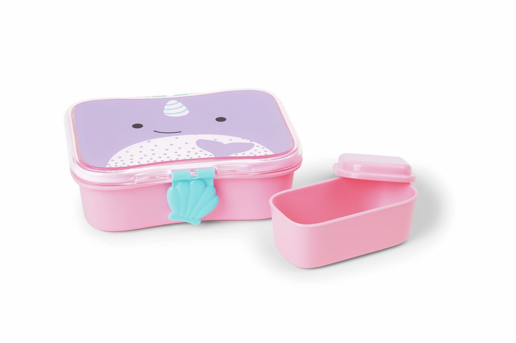 Roze lunchbox met narwal-motief en apart bakje. Deksel met blauwe sluiting. Lichtpaarse deksel met narwal-gezicht.