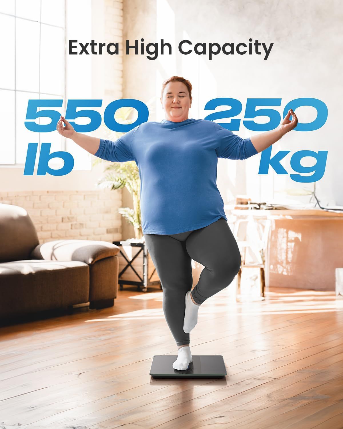 Balance numérique. Capacité : 550 lb / 250 kg. Personne debout sur la balance. Design noir.