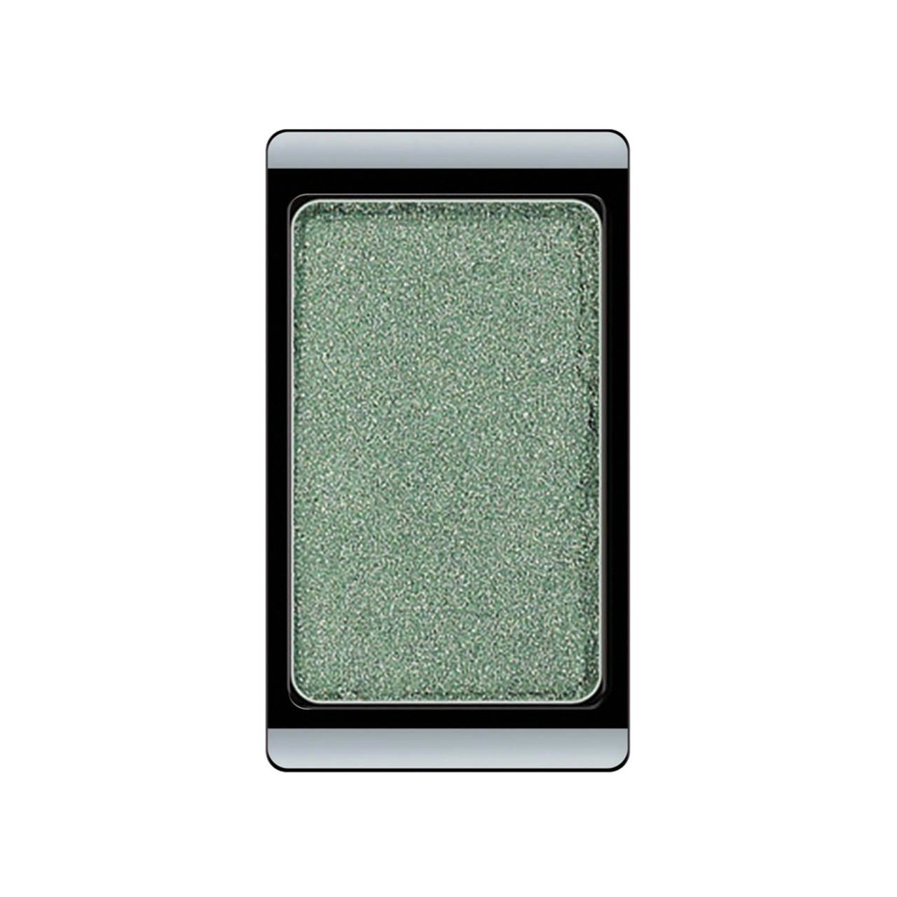 Fard à paupières vert dans un boîtier rectangulaire noir et argent.