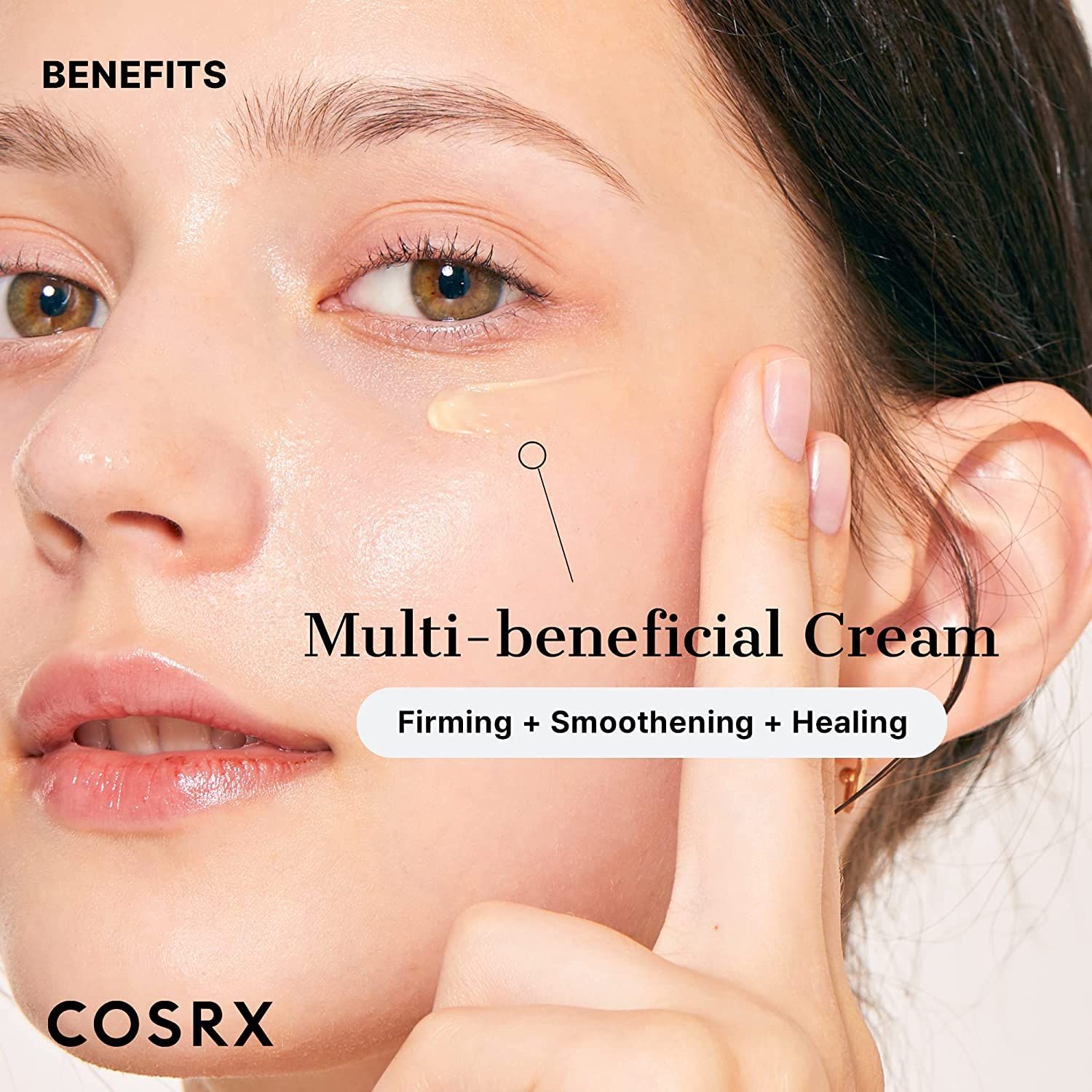 Femme appliquant la crème COSRX Retinol 0.3. Bénéfices : Raffermissant, lissant, cicatrisant.