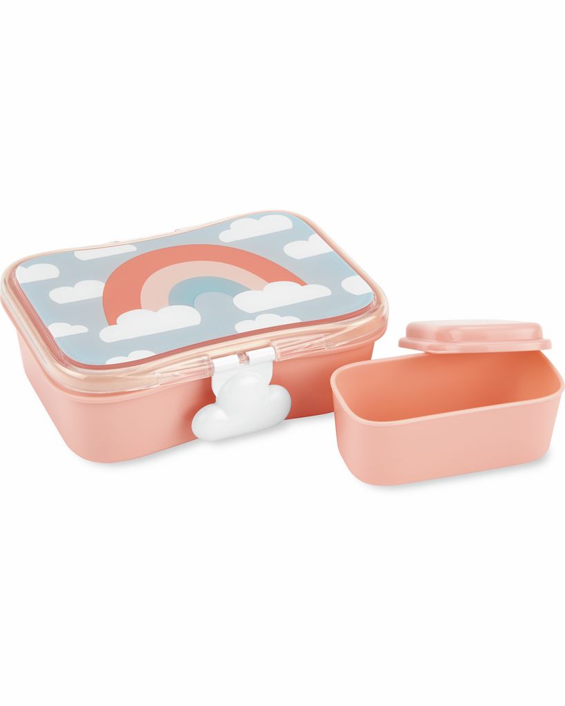 Roze lunchbox met regenboogontwerp en apart bakje. Deksel met wolken en regenboog. Witte wolken sluiting.