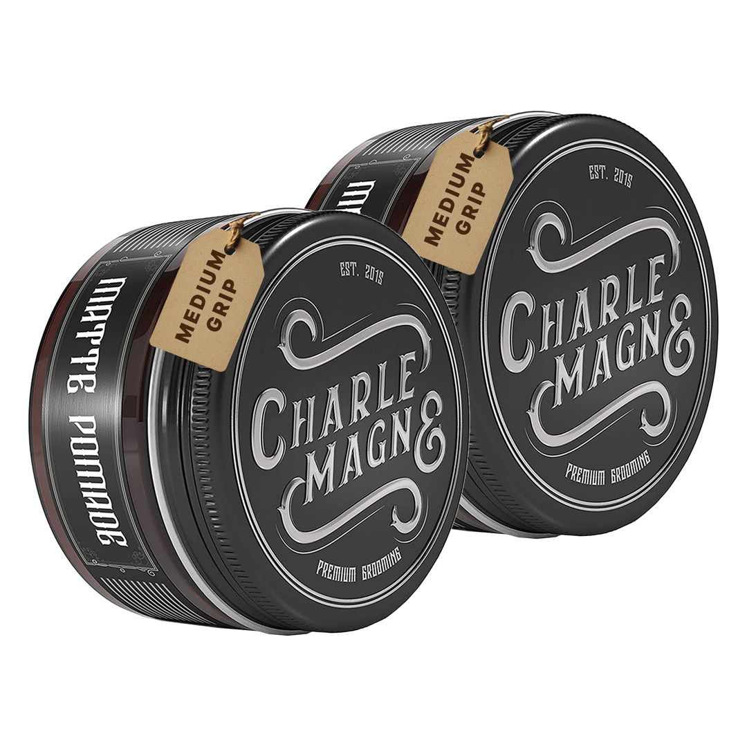 Twee blikken Charlemagne Matte Pomade, één met opschrift 'Matte Pomade' en 'Medium Grip'.