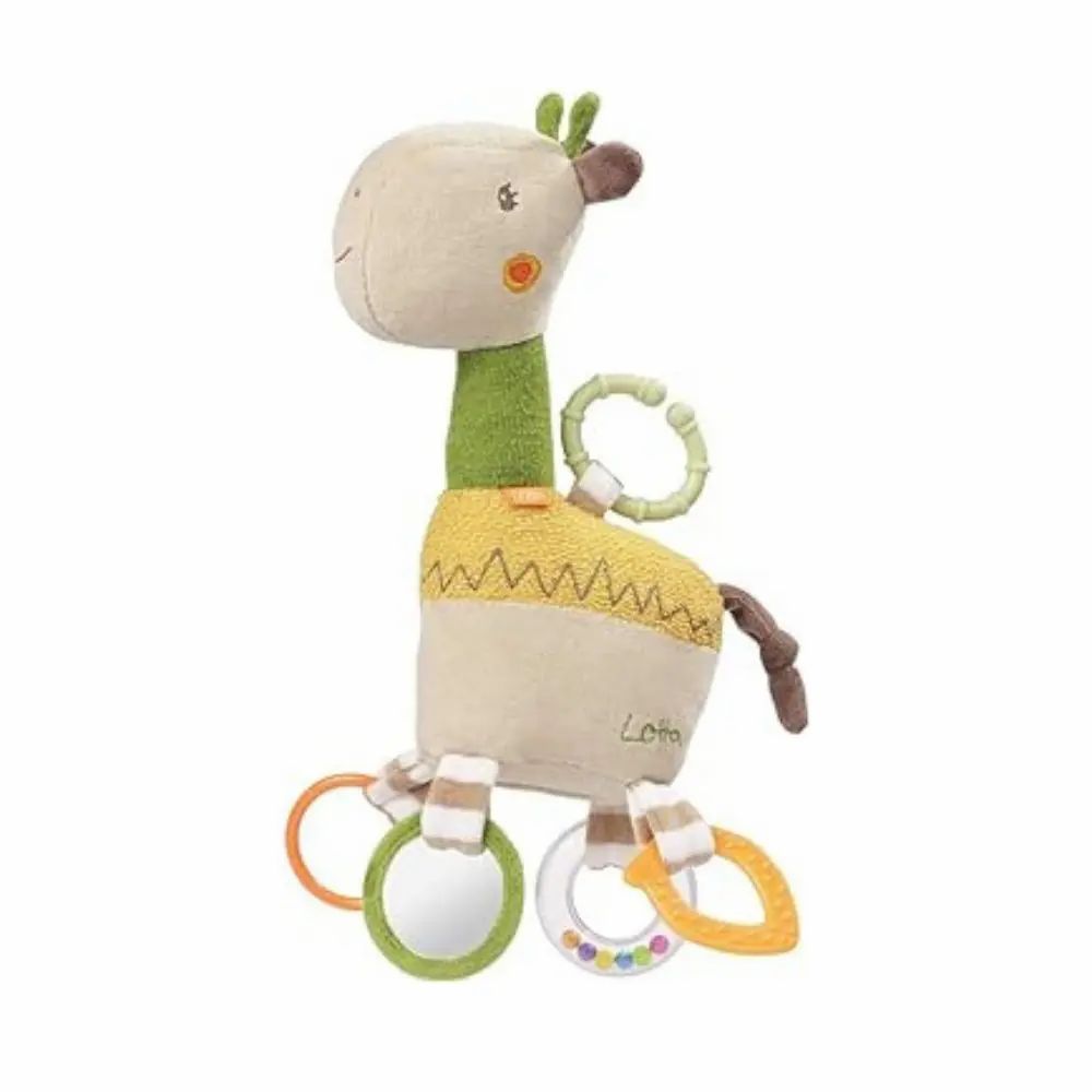 Giraffe en peluche beige avec des accents verts et jaunes. Anneaux et miroirs. Inscription "Lotta".