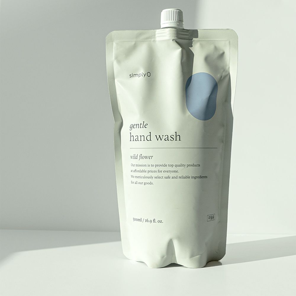 Recharge de savon pour les mains. Emballage vert clair avec cercle bleu. Texte: gentle hand wash, wild flower, simplyO.