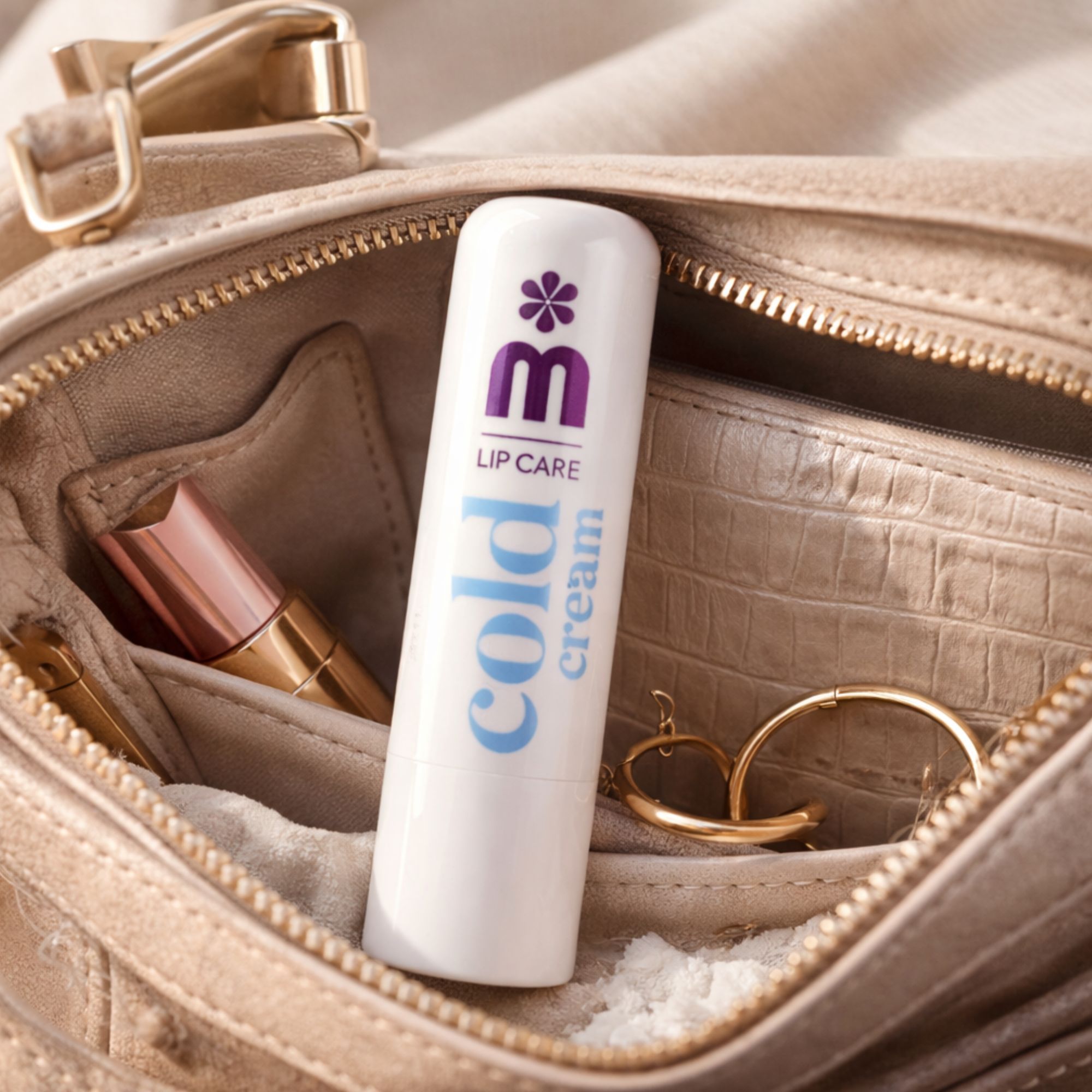 Witte lippenbalsemstift in een lichte handtas, naast lippenstift en sieraden.