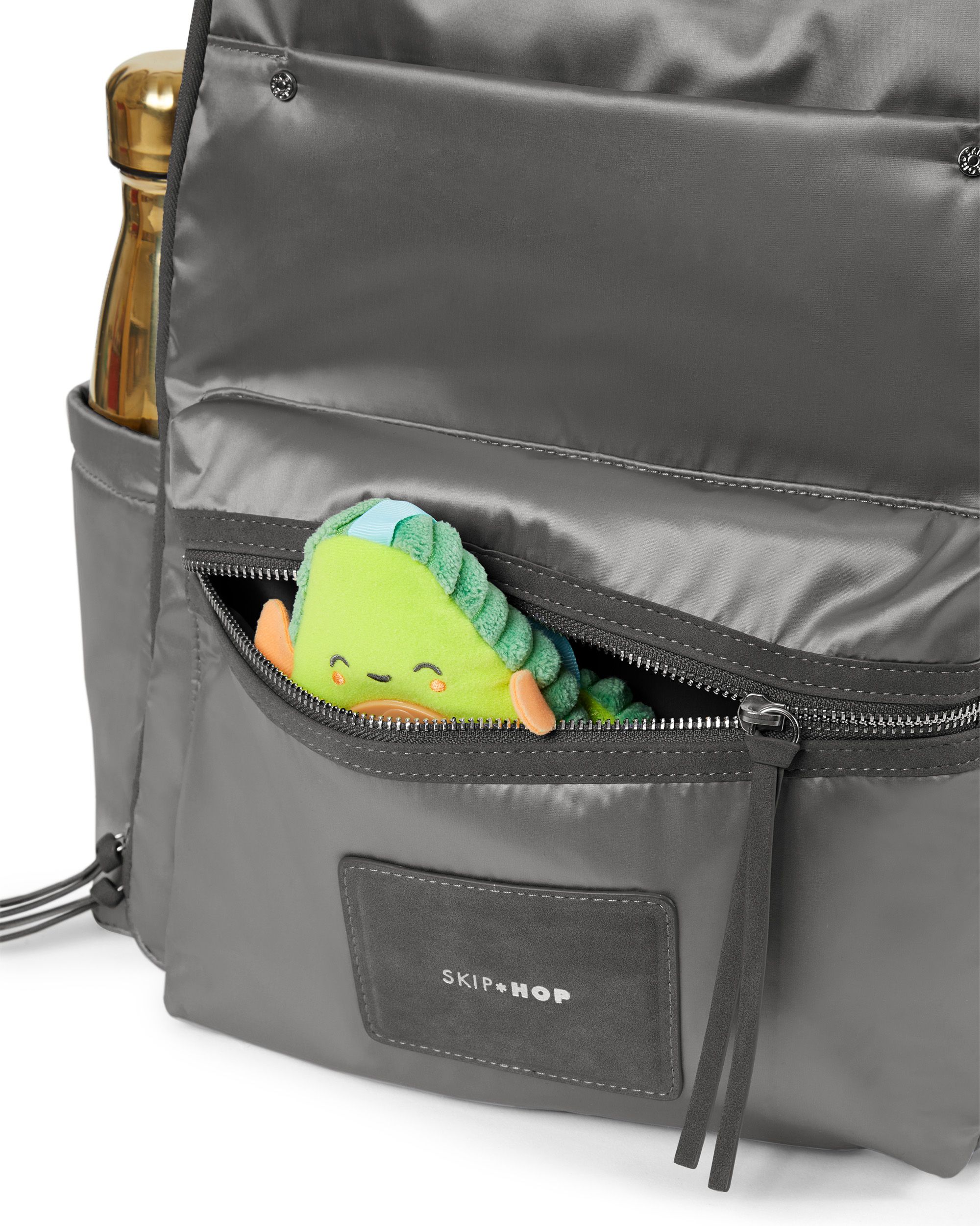 Grijze luiertas, ritsvak met speelgoed. Skip Hop-logo. Zwart koord.