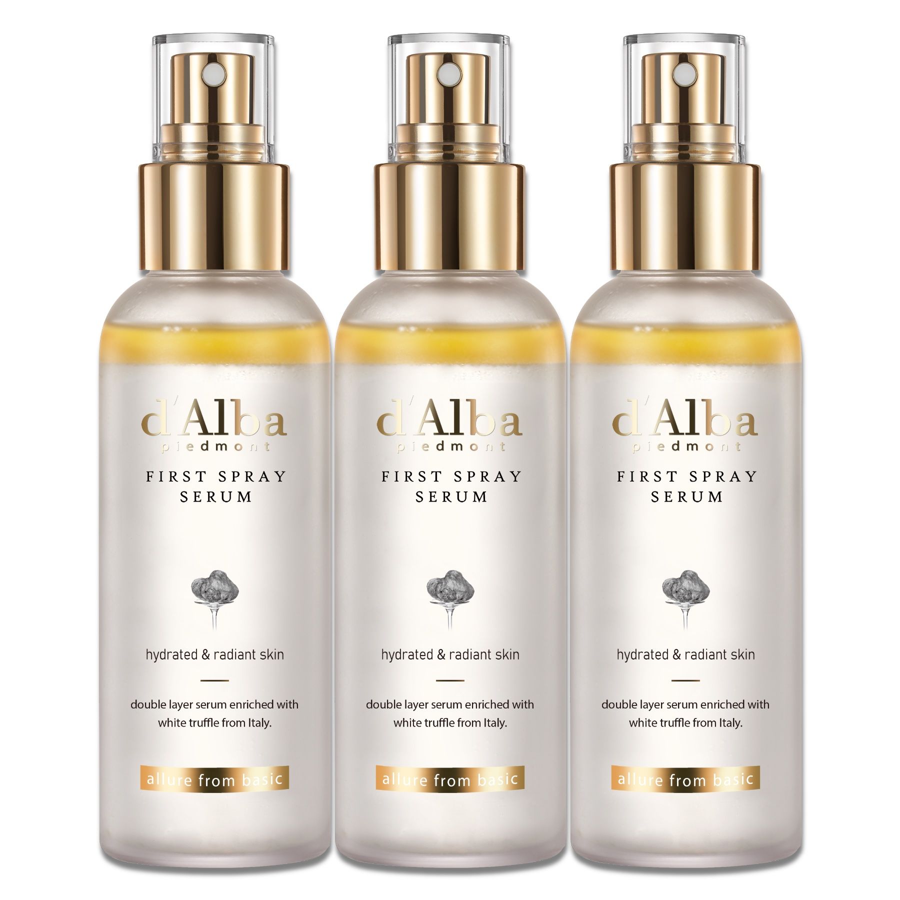 Drie sprayflessen met gouden doppen. Op elke fles staat "d'Alba piedmont FIRST SPRAY SERUM". 