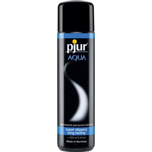 Flacon noir avec bouchon noir. Inscription : pjur AQUA. Contient un lubrifiant à base d'eau. 100ml.