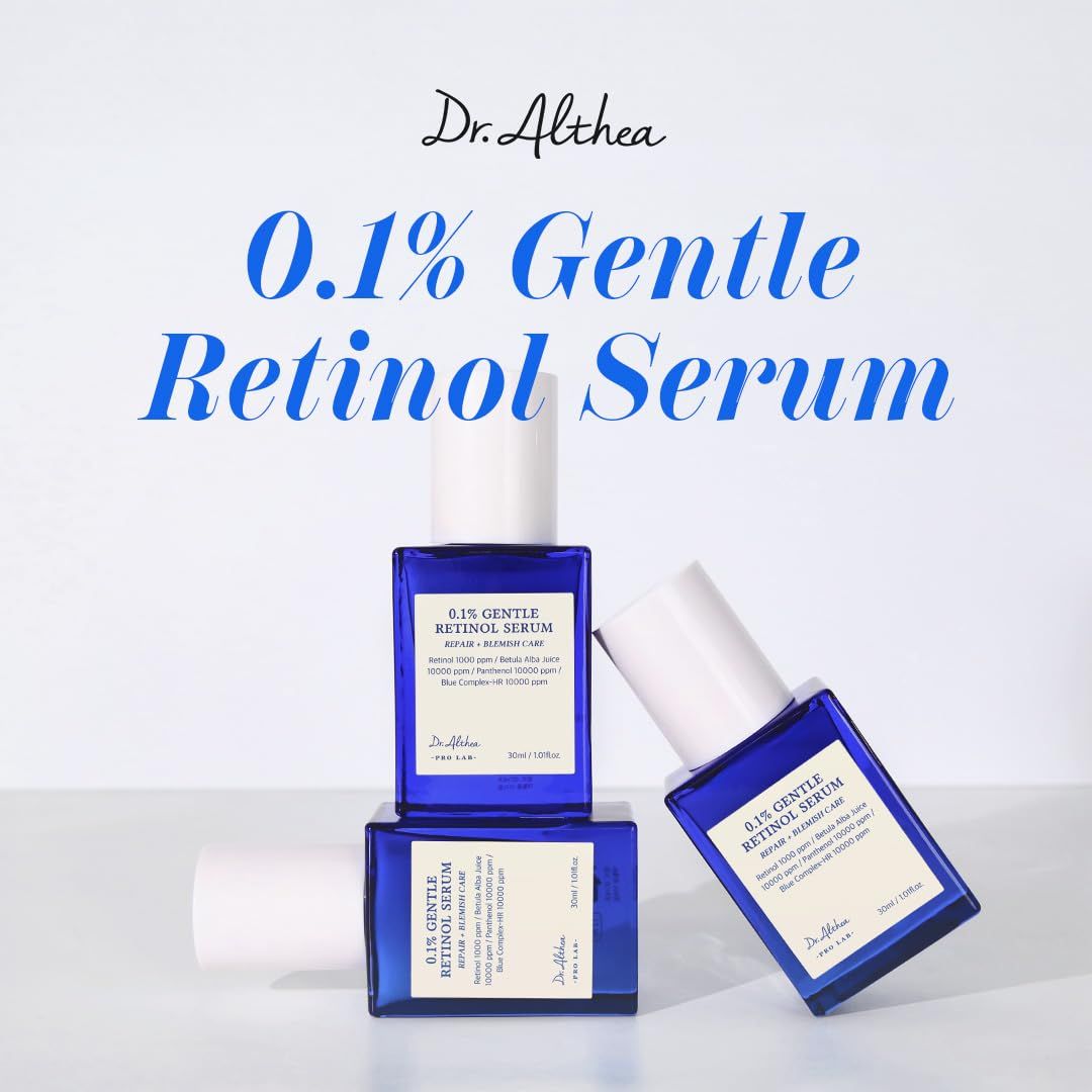 Trois flacons de sérum bleus. Inscription : 0,1% Gentle Retinol Serum. Marque : Dr. Althea.