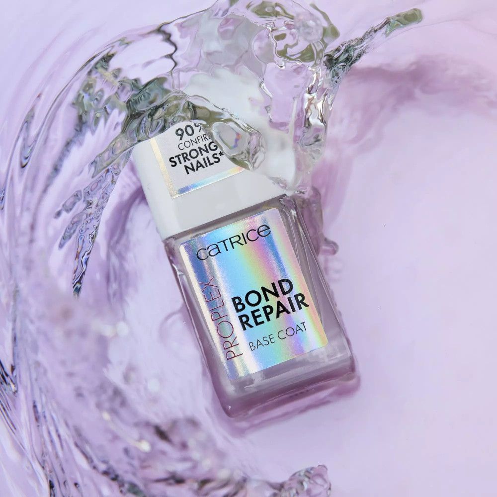 Catrice Bond Repair Base Coat in water. Fles met open dop. Tekst: 90% confirm stronger nails. Merk zichtbaar.
