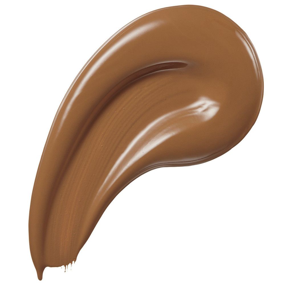 Uitgesmeerde foundation sample. Bruine kleur. Glanzende textuur. Op witte achtergrond.