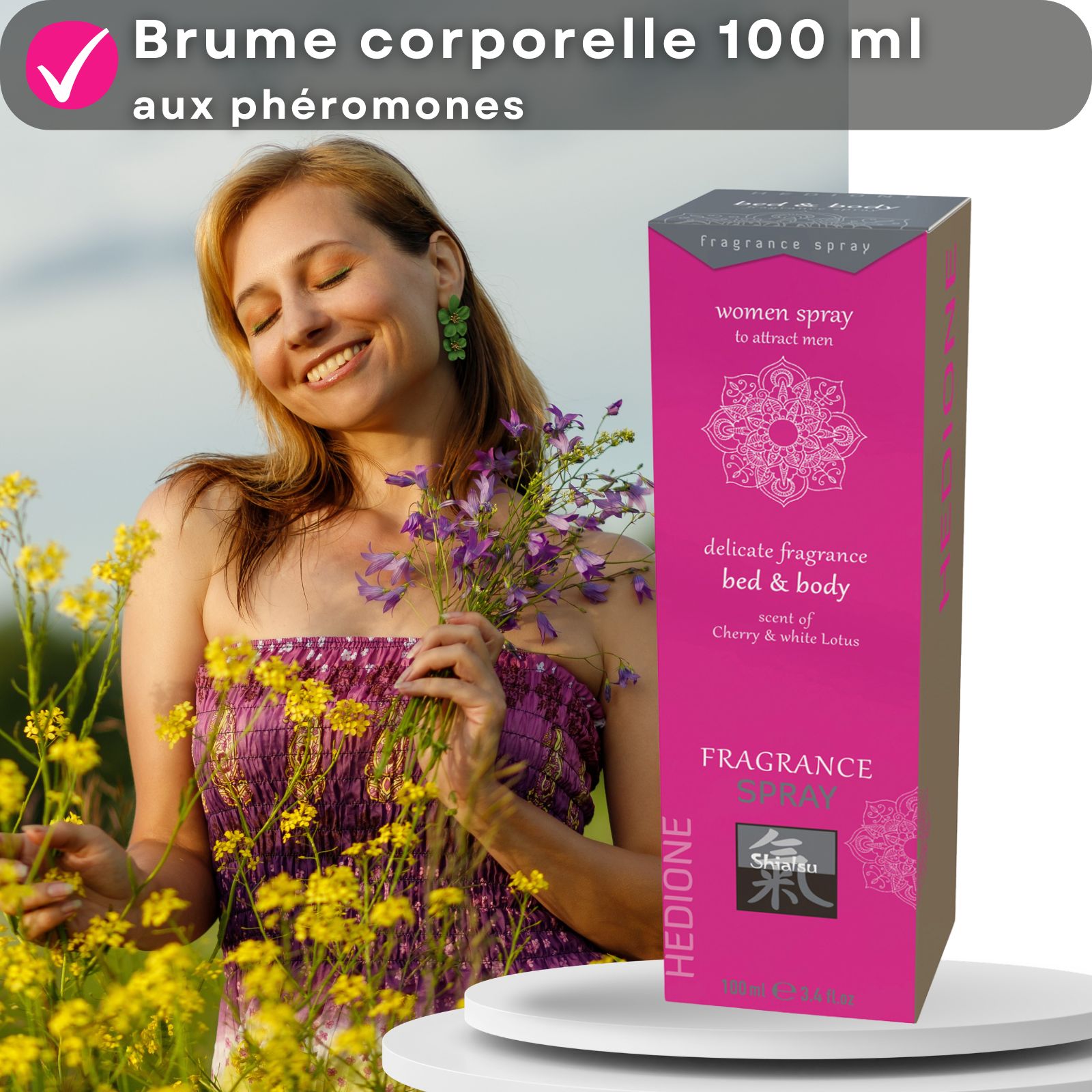 Gros plan d'une femme. À côté : spray parfumant femme (100ml) avec pompe marron.