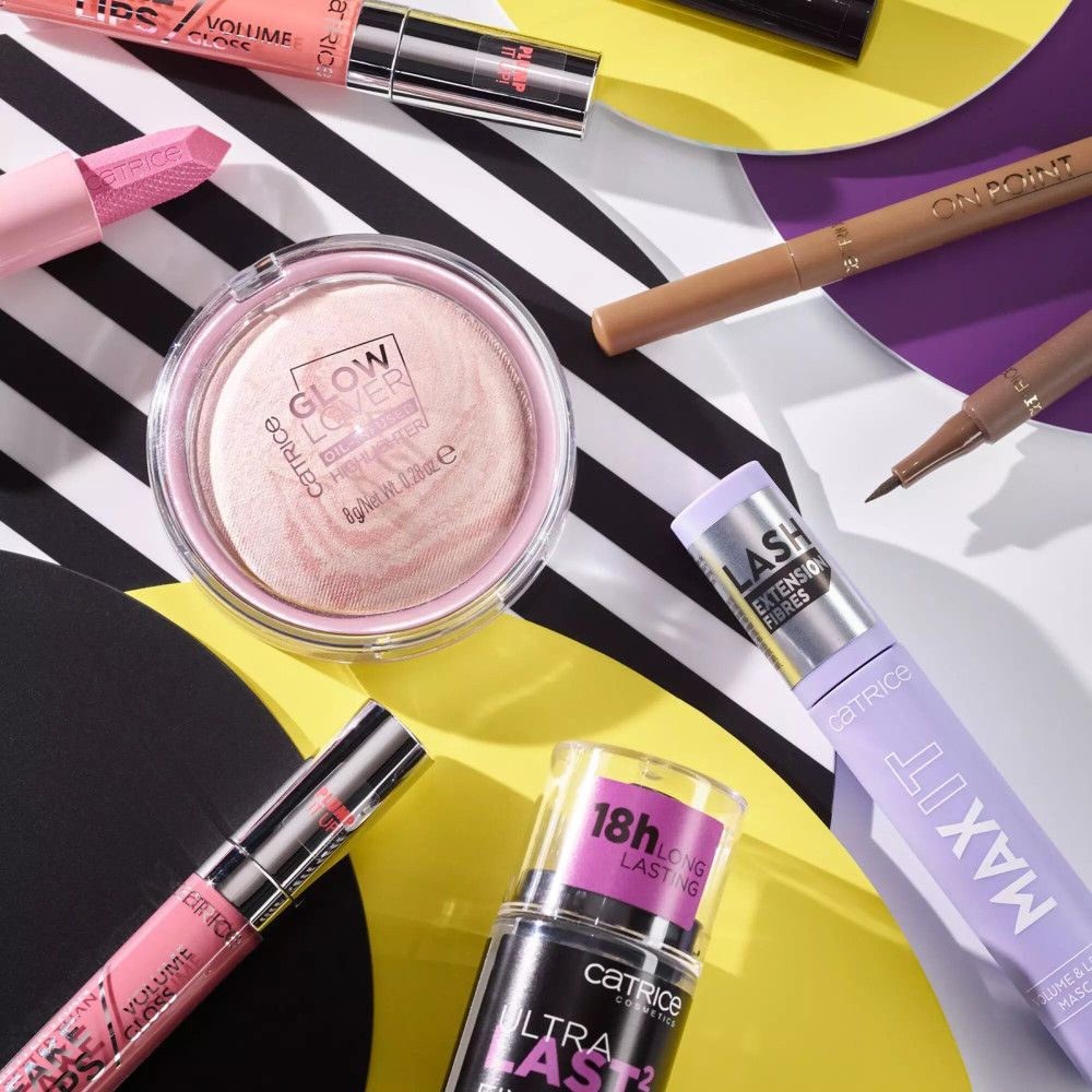 Vue de dessus de divers produits cosmétiques, dont un crayon à sourcils.