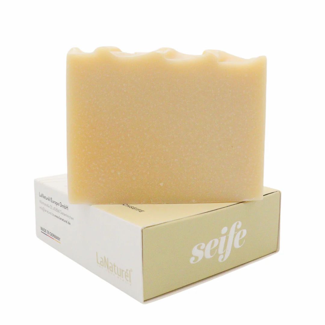 Savon rectangulaire sur boîte. Inscription "seife". Boîte avec logo "LaNaturel" et texte.