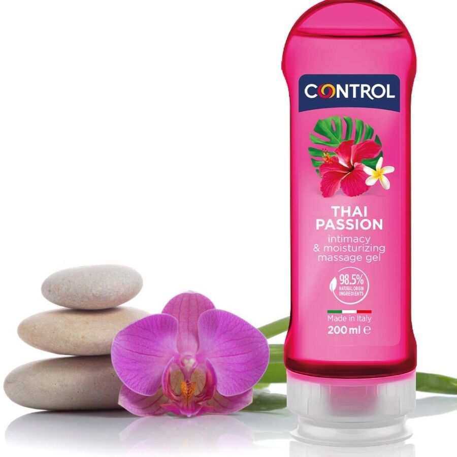Flacon rose avec logo et nom du produit. Présenté avec une orchidée et des pierres. 'Made in Italy' et indication de volume.