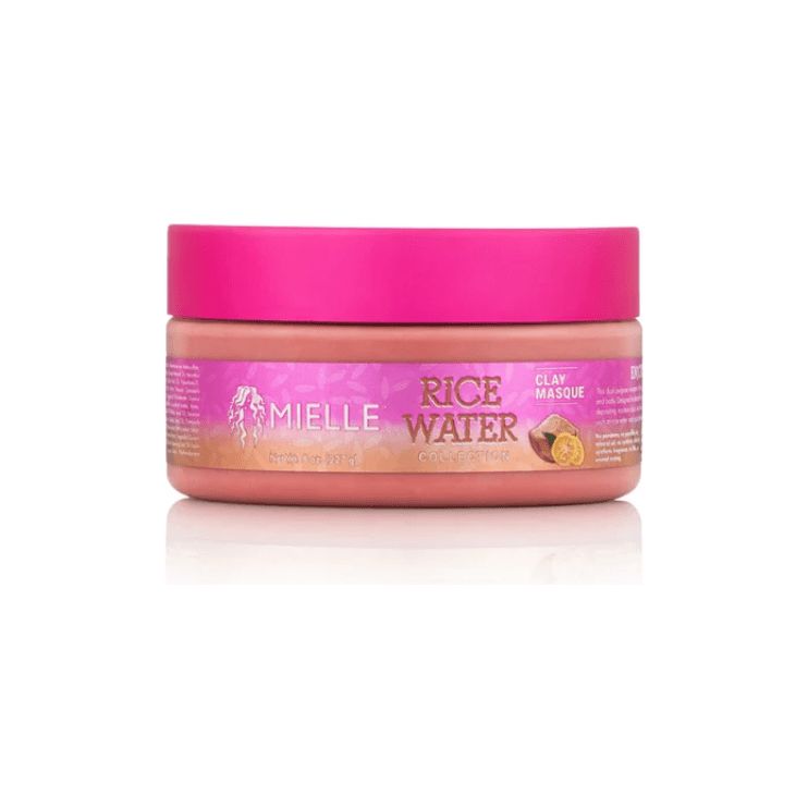 Pot rose avec couvercle rose. Inscription : Mielle Rice Water Clay Masque.