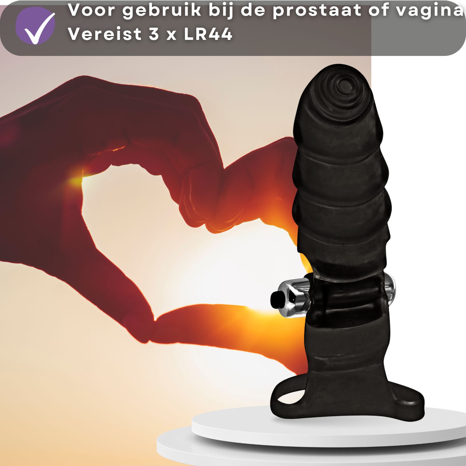 Zwarte vingervibrator op voetstuk. Hartsilhouet. Tekst: Voor prostaat of vagina, 3 LR44.
