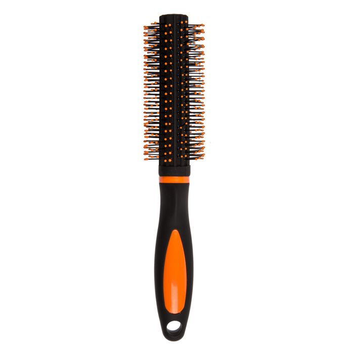 Brosse à cheveux ronde avec manche noir et accent orange. Tête de brosse cylindrique avec poils orange.