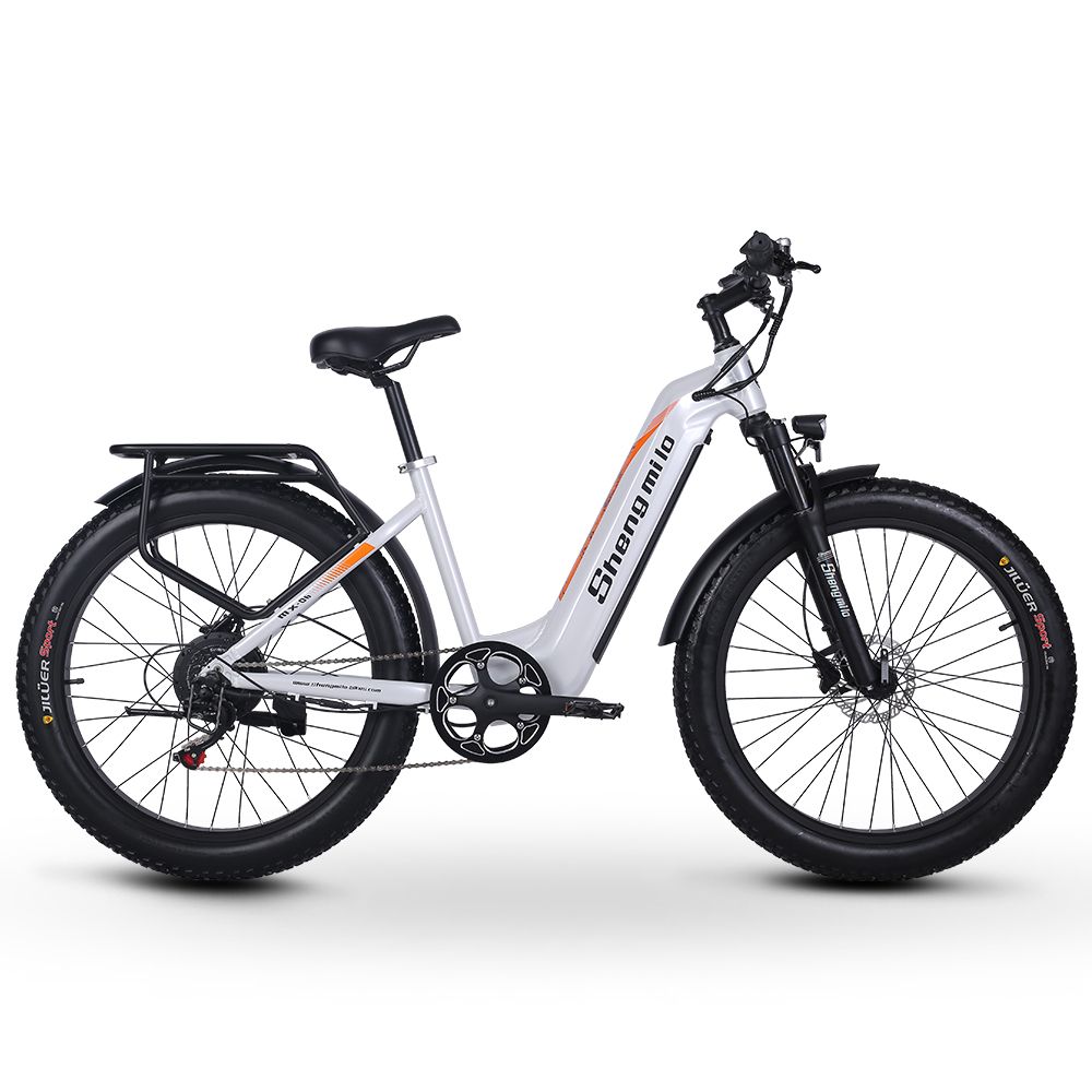 Vélo électrique blanc, pneus noirs, porte-bagages. Accents orange. Marque Shengmilo.