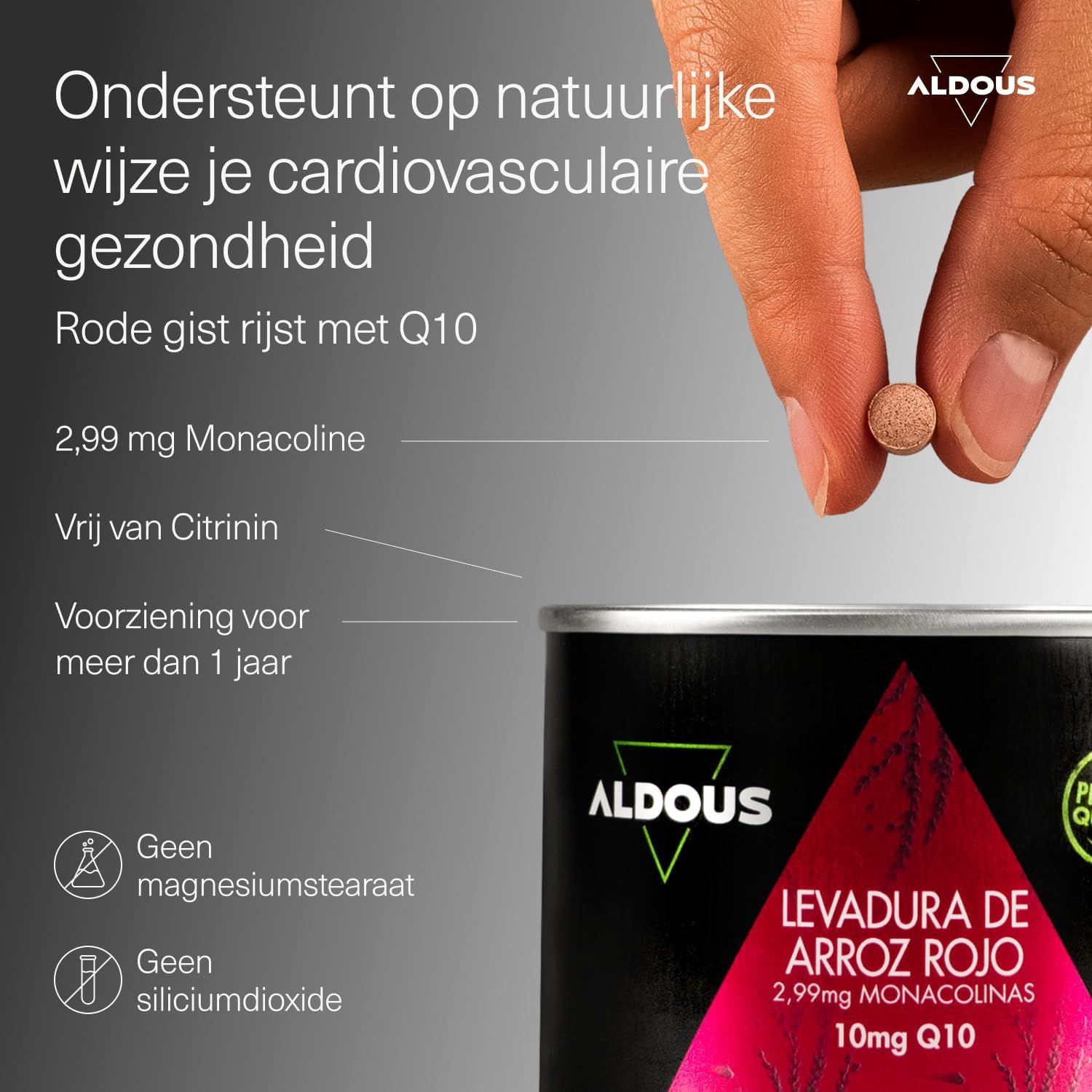 Een persoon houdt een kleine, ronde, beige pil boven een zwarte container met het opschrift "Aldous" vast.