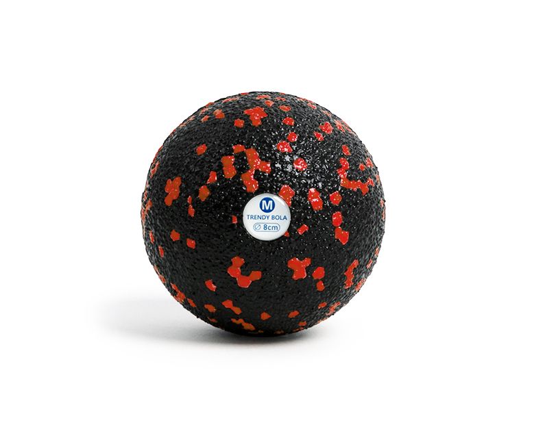 Balle de fascia noire avec des points rouges. Trendy Bola, 8cm. Sur fond blanc.