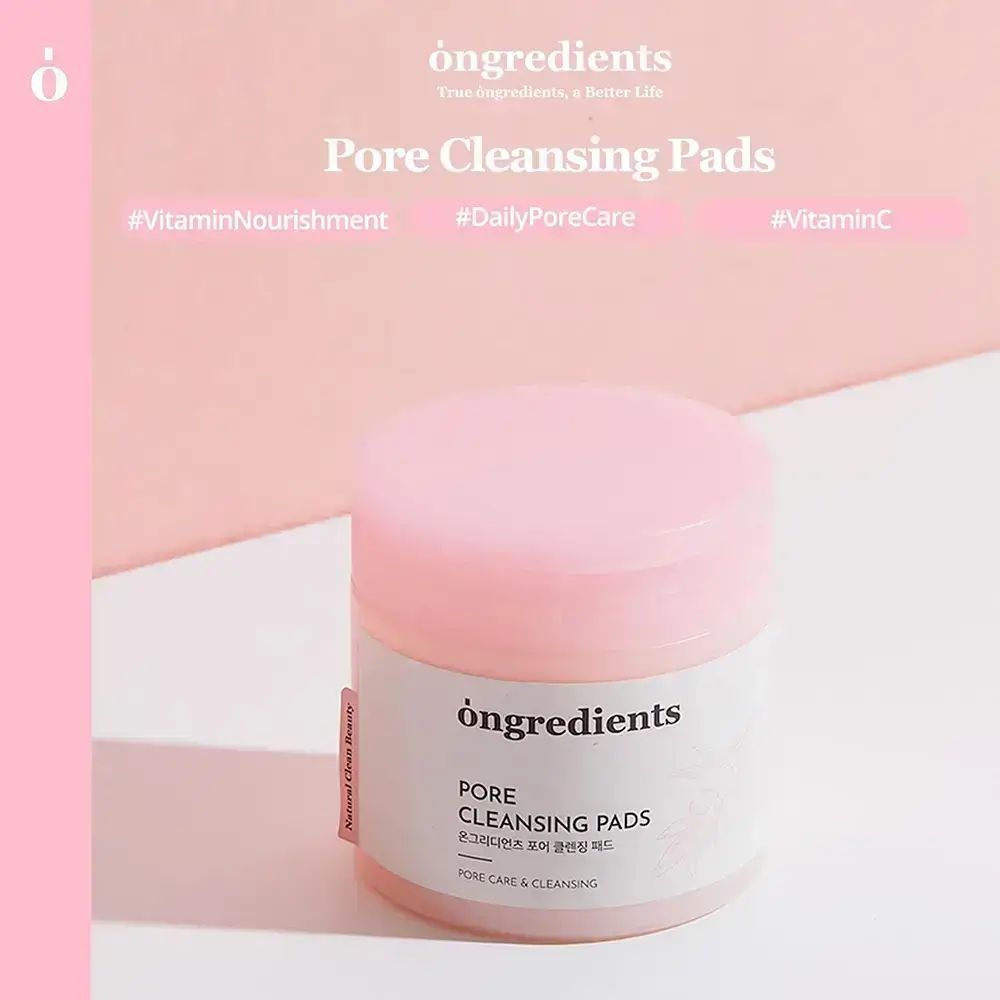 Ronde pot met roze deksel. Opschrift: Ongredients, Pore Cleansing Pads. Tekst: #VitaminNourishment, #DailyPoreCare, #VitaminC.