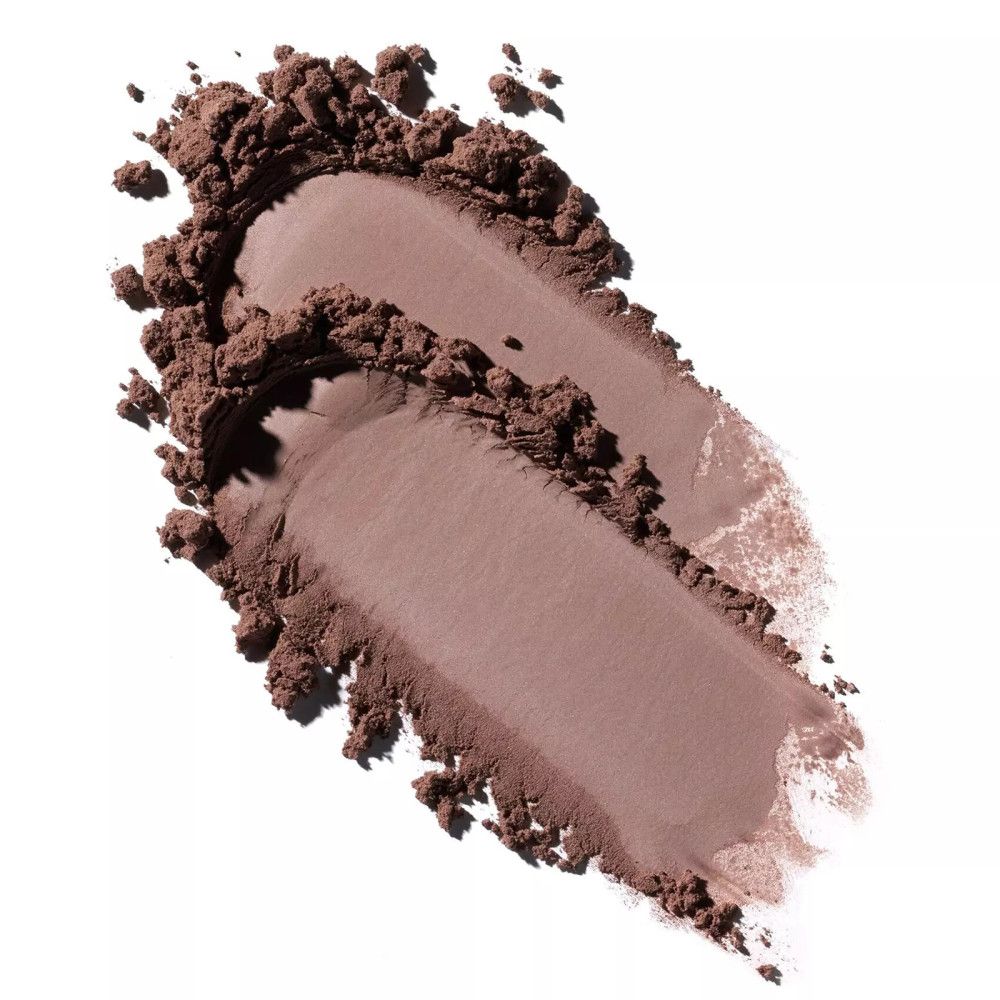 Twee tinten wenkbrauwpoeder in bruine tinten. Poedertextuur op witte achtergrond.