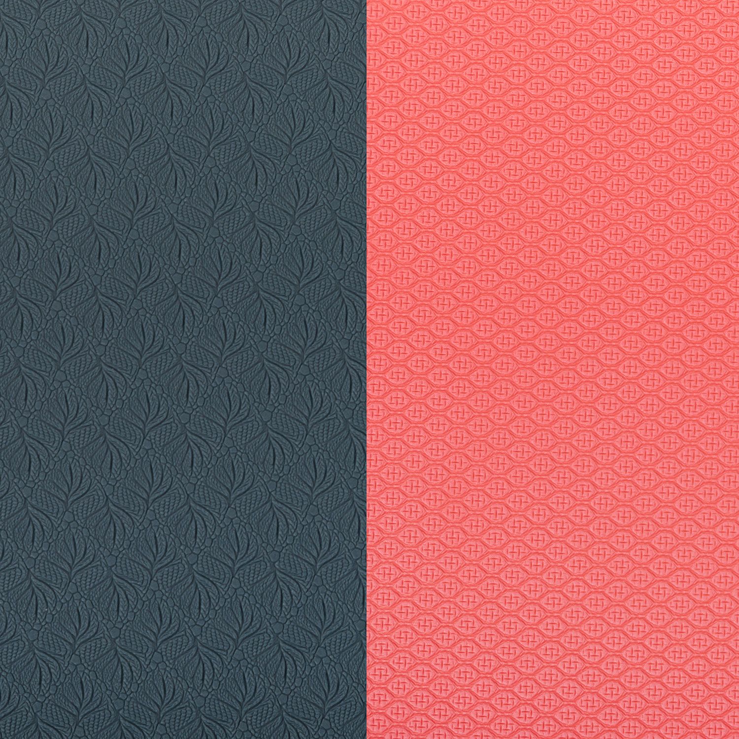 Yogamat, verdeeld in donkerblauw en koraalrood. Oppervlaktepatronen zichtbaar.