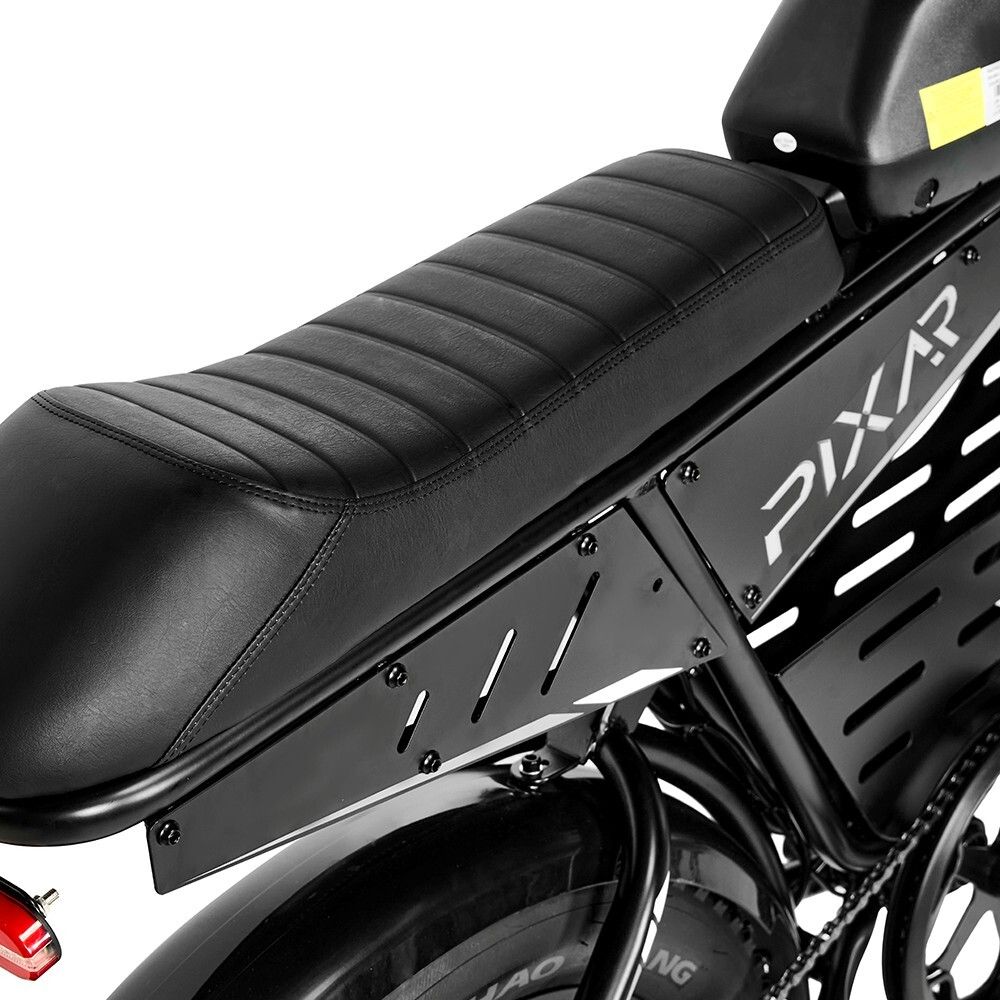 Selle noire et flanc du dirt bike PIXAR SuperV. La selle est rembourrée. Le flanc comporte des trous et le logo PIXAR.