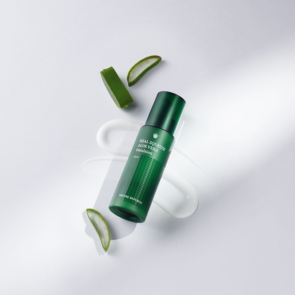 Flacon vert, feuilles d'aloe vera et crème. Inscription: REAL SQUEEZE ALOE VERA Emulsion. Marque NATURE REPUBLIC. 130 ml.