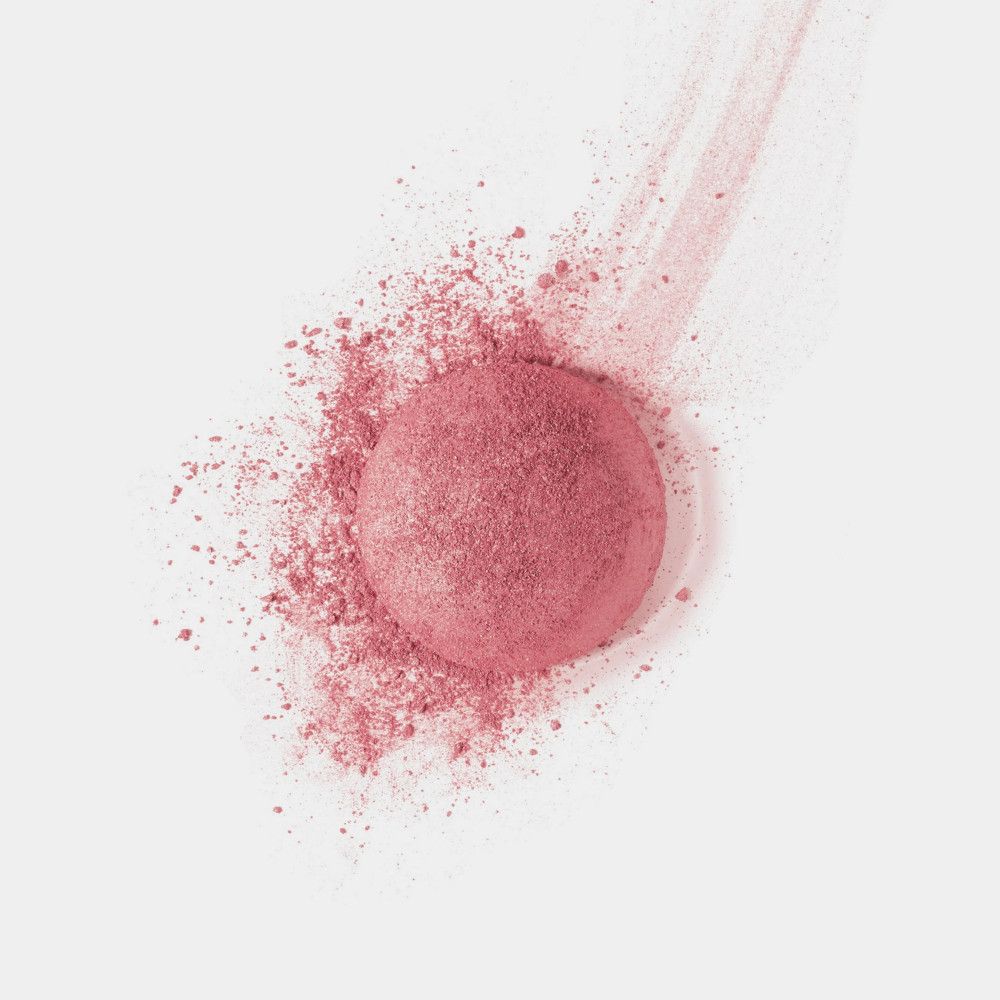 Roze blush, verspreid. Poederwolk en spoor. Op witte achtergrond.