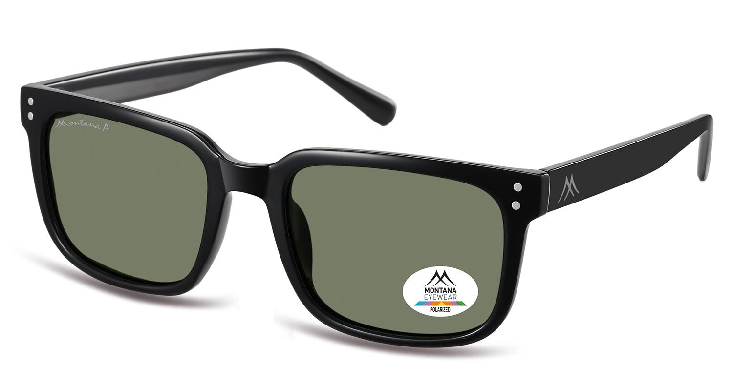 Lunettes de soleil noires, vue en biais. Monture carrée, verres verts. Logo Montana Eyewear et autocollant de polarisation. Branches noires.