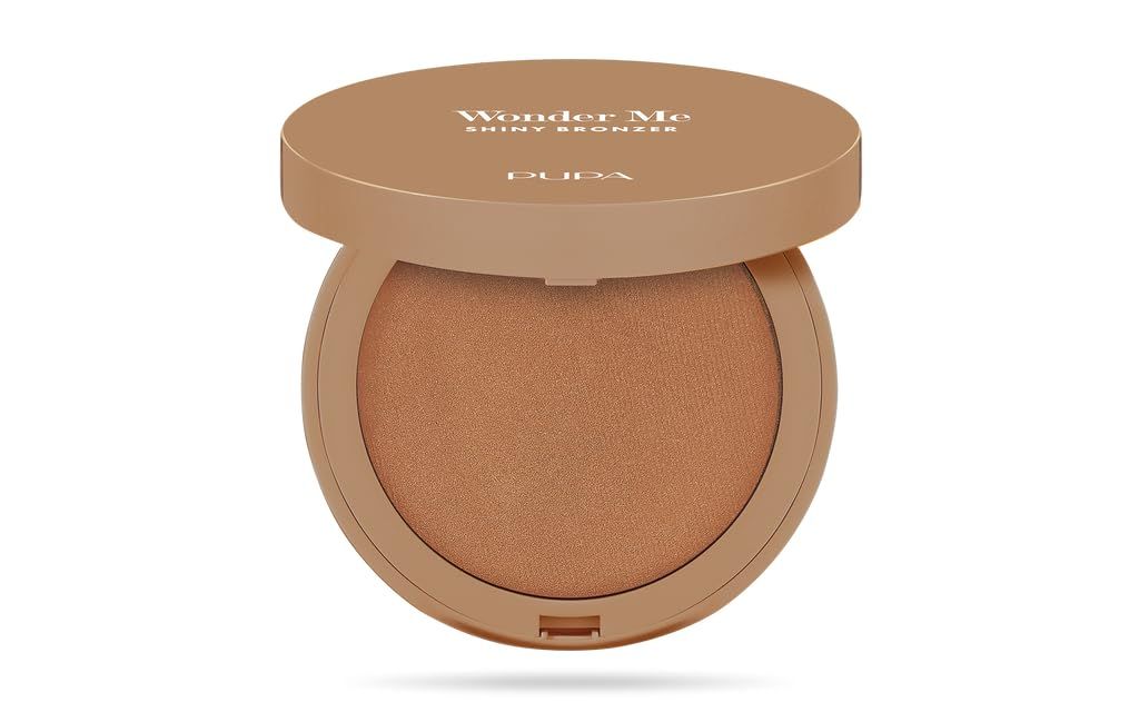 Poudre bronzante compacte ouverte. Boîtier rond beige avec poudre bronzante. Couvercle avec inscription Wonder Me Shiny Bronzer et Pupa.