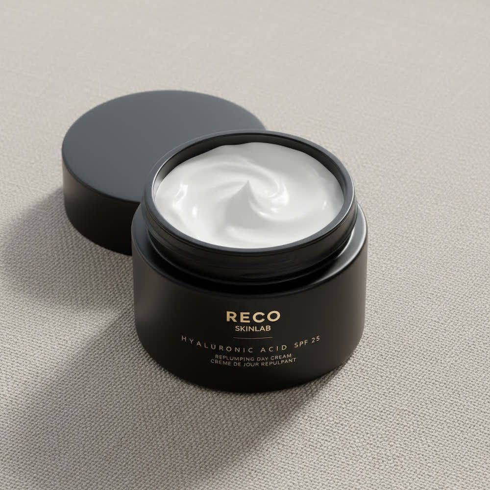 Pot noir avec couvercle. Inscription : RECO SKINLAB, Acide Hyaluronique, Crème de jour repulpante SPF 25. Couvercle à côté, crème visible.