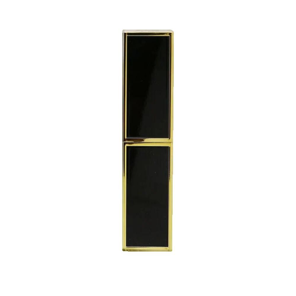 Rouge à lèvres fermé, étui rectangulaire noir avec bordure dorée. Vue verticale.