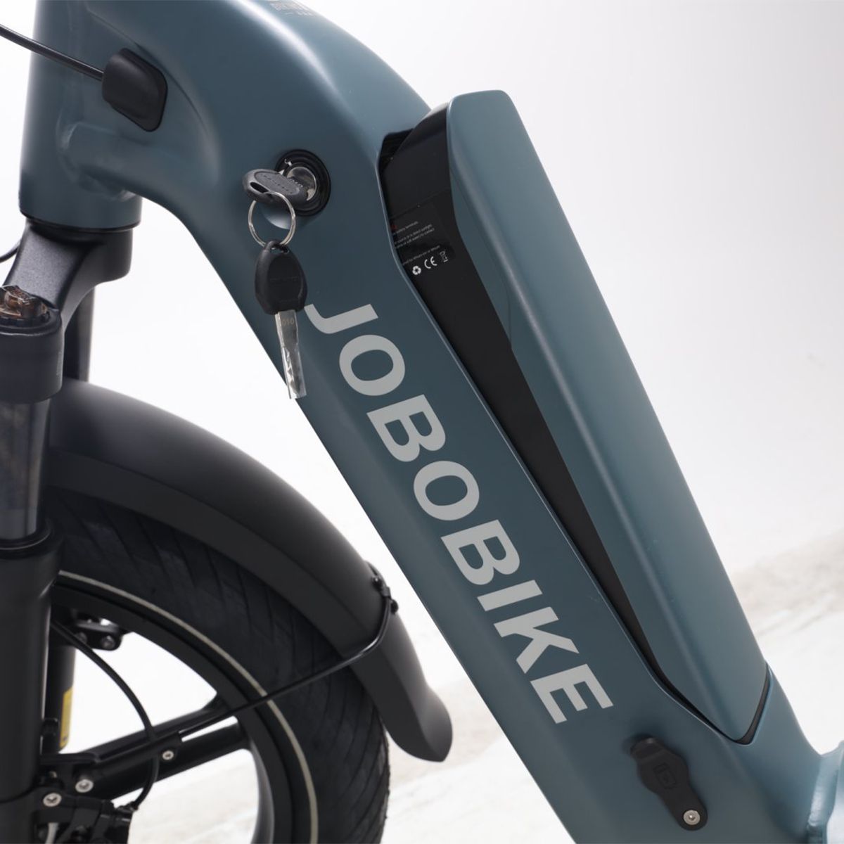 Frame met JOBOBIKE-logo. Batterijvak met sleutel. Zwart spatbord.