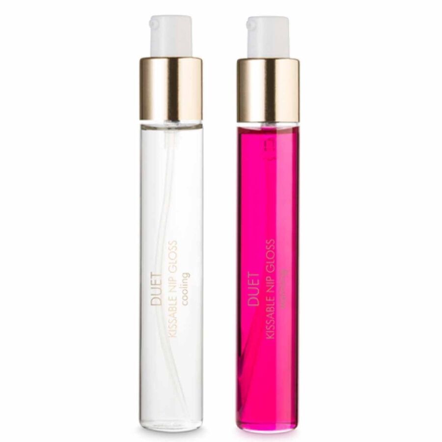 Twee flesjes met gouden dopjes, één helder, de ander roze. Helder flesje met spray, roze met pomp.