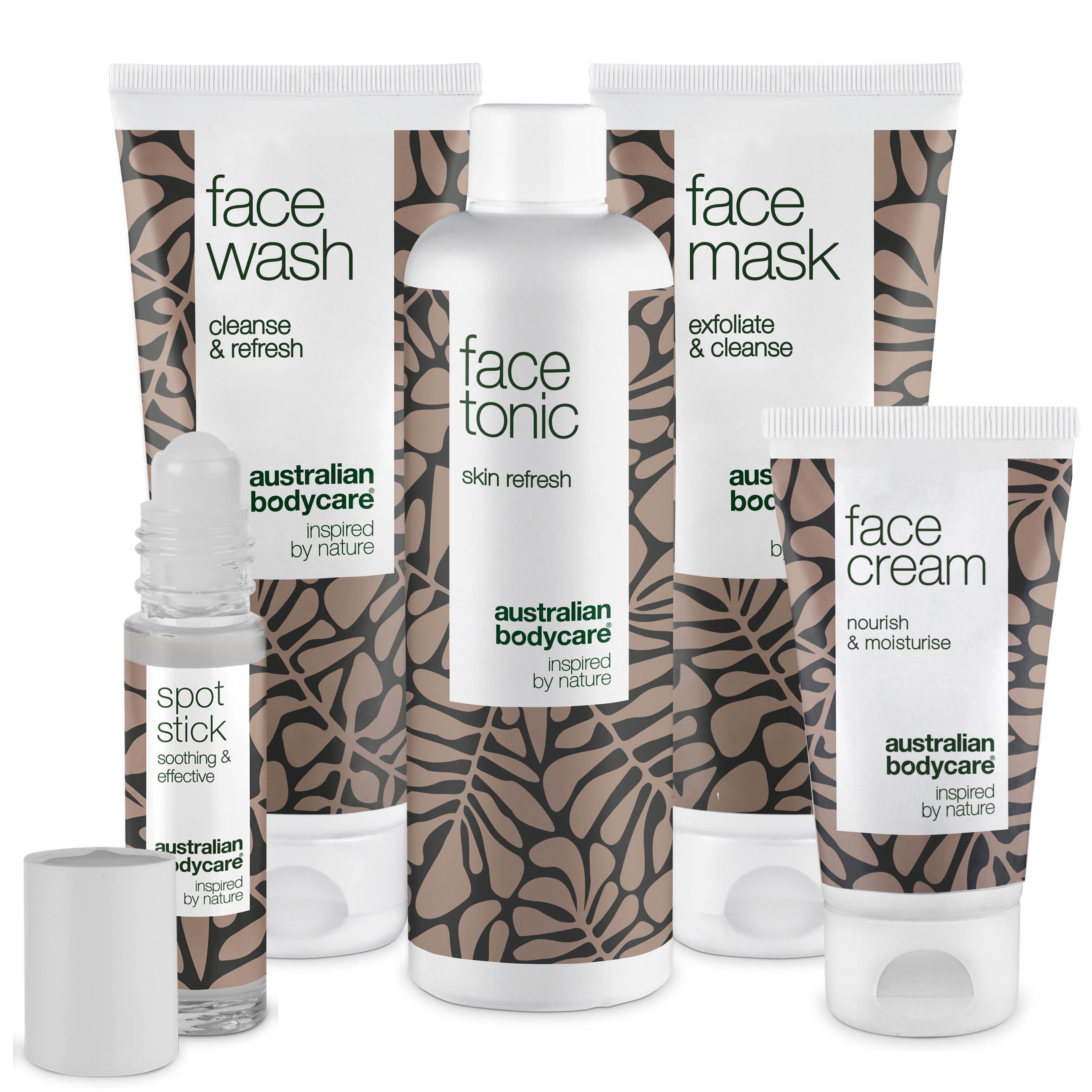 Ensemble de soins du visage avec Face Wash, Face Tonic, Face Mask, Face Cream et Spot Stick. Tubes et flacons blancs à motifs bruns.