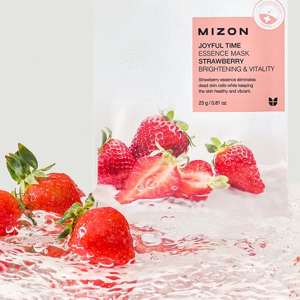 Fraises dans l'eau à côté d'un emballage. Emballage avec texte: MIZON Joyful Time Essence Mask Strawberry. Éclat & Vitalité.