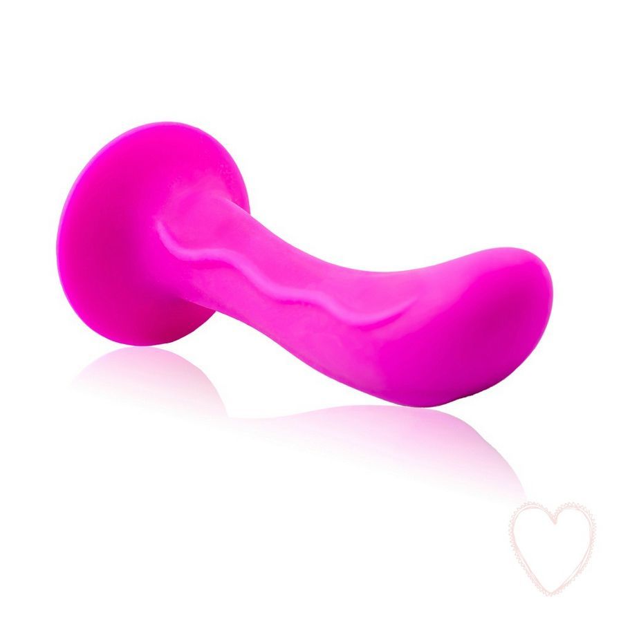Paarse dildo met brede basis, van de zijkant gezien. De vorm is gebogen met een golvende textuur op het oppervlak.