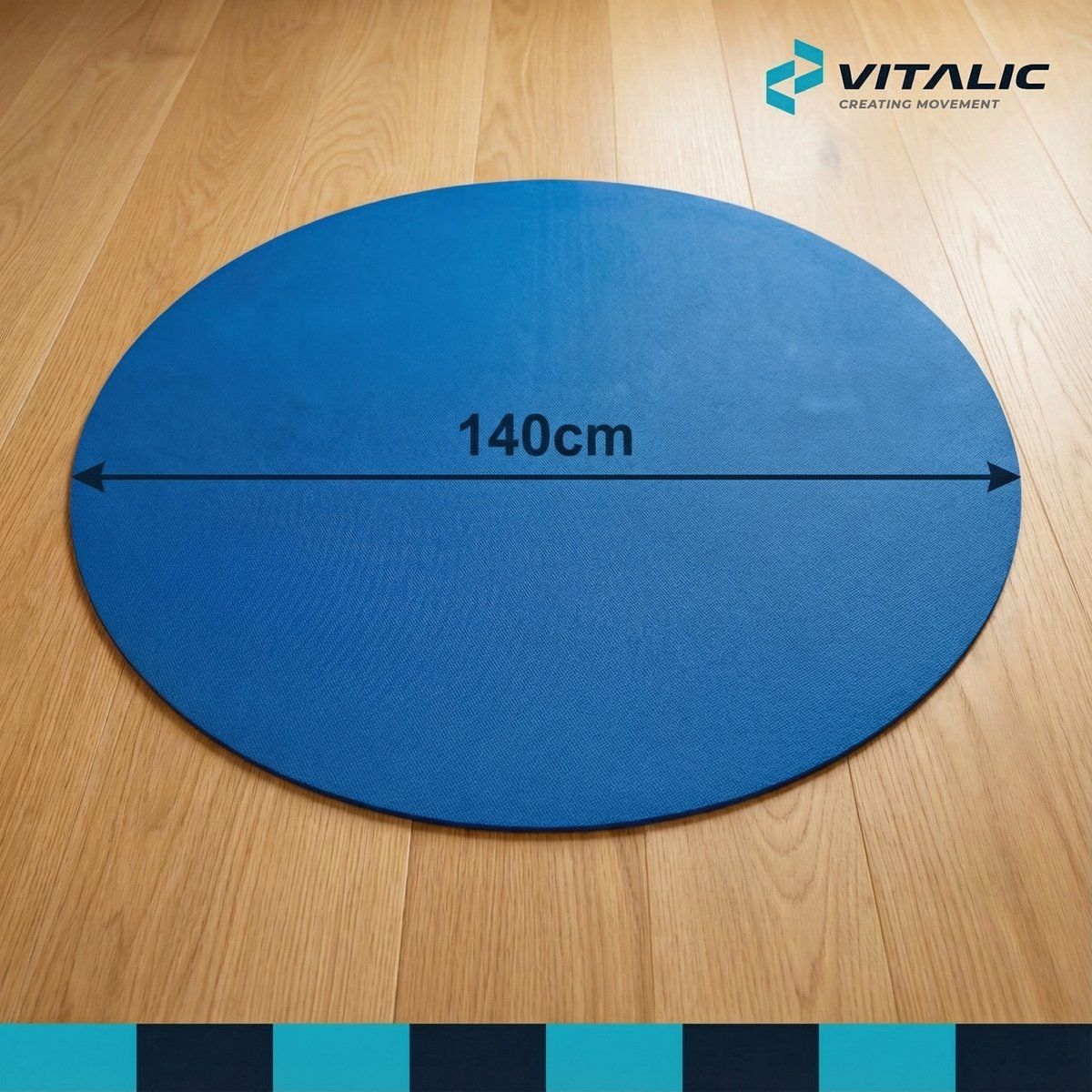 Tapis de yoga rond bleu, diamètre 140 cm. Posé sur un plancher en bois.