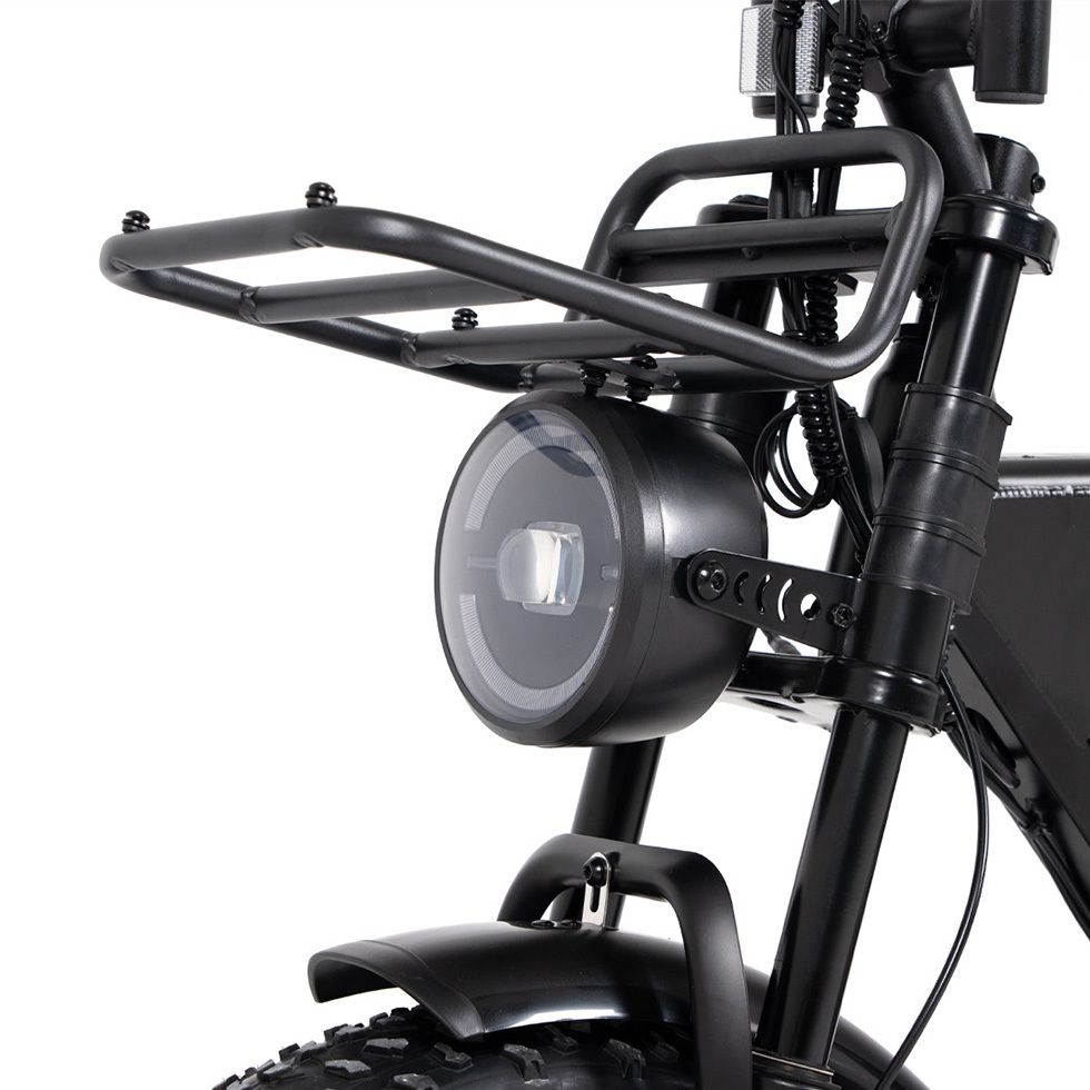 Close-up van de zwarte koplamp en bagagedrager van een e-bike. Ronde koplampvorm.