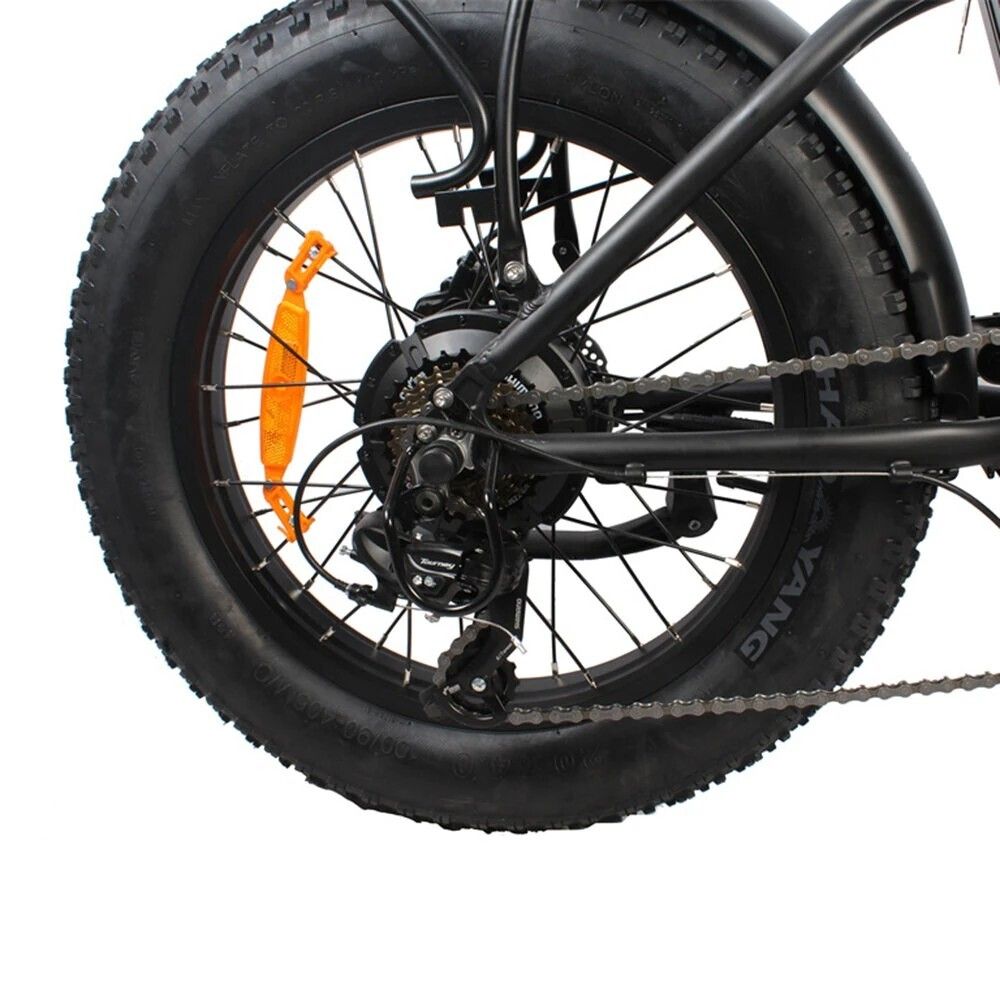 Roue arrière d'un vélo électrique noir. Pneu large, transmission, marque YANG.